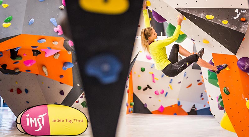 ©Imst Tourismus Rudi Wyhilidal - Steinblock Boulderhalle Imst