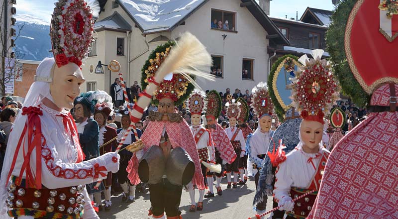 Roller und Scheller beim Schemenlaufen in Imst ©Melitta Abber